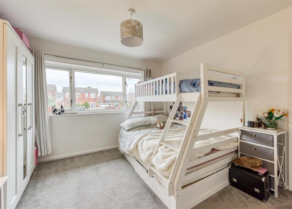 18 Charters Avenue-bed2a.jpg