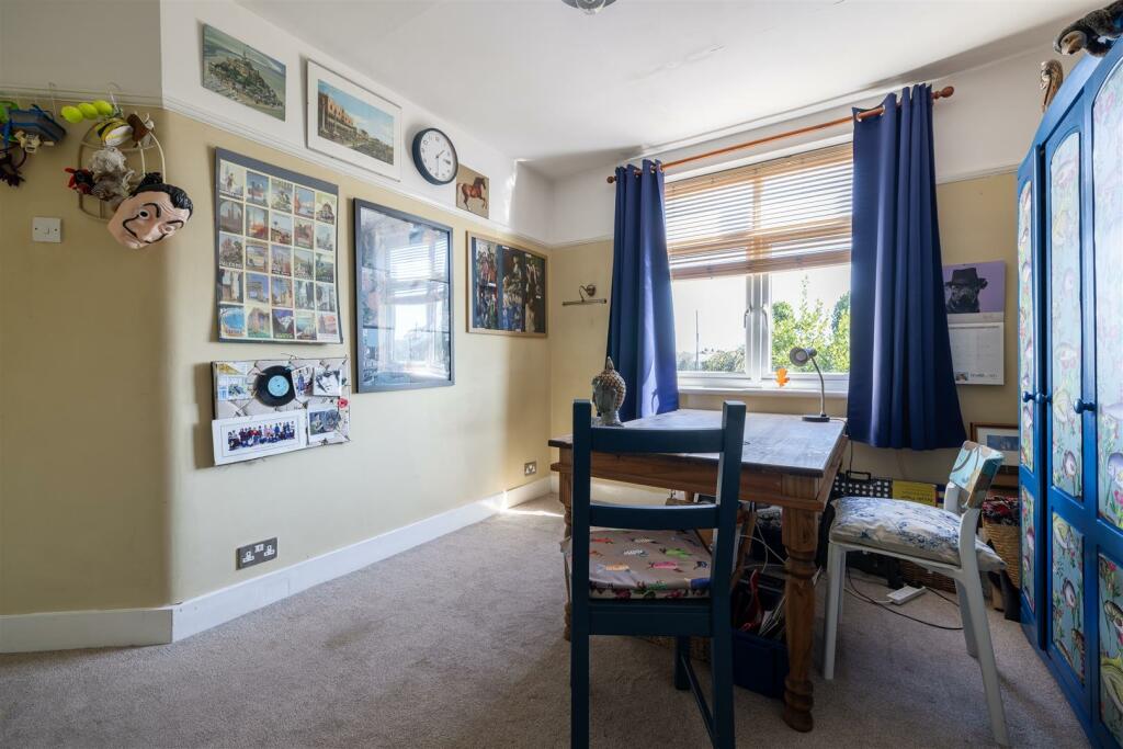 Richmond Crescent, E4