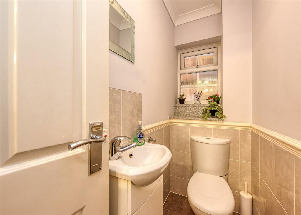 6 Redmoor Gardens-Cloakroom.jpg
