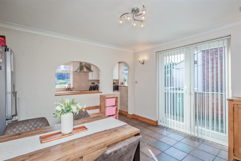 Dining room / Fitted Kitchen: