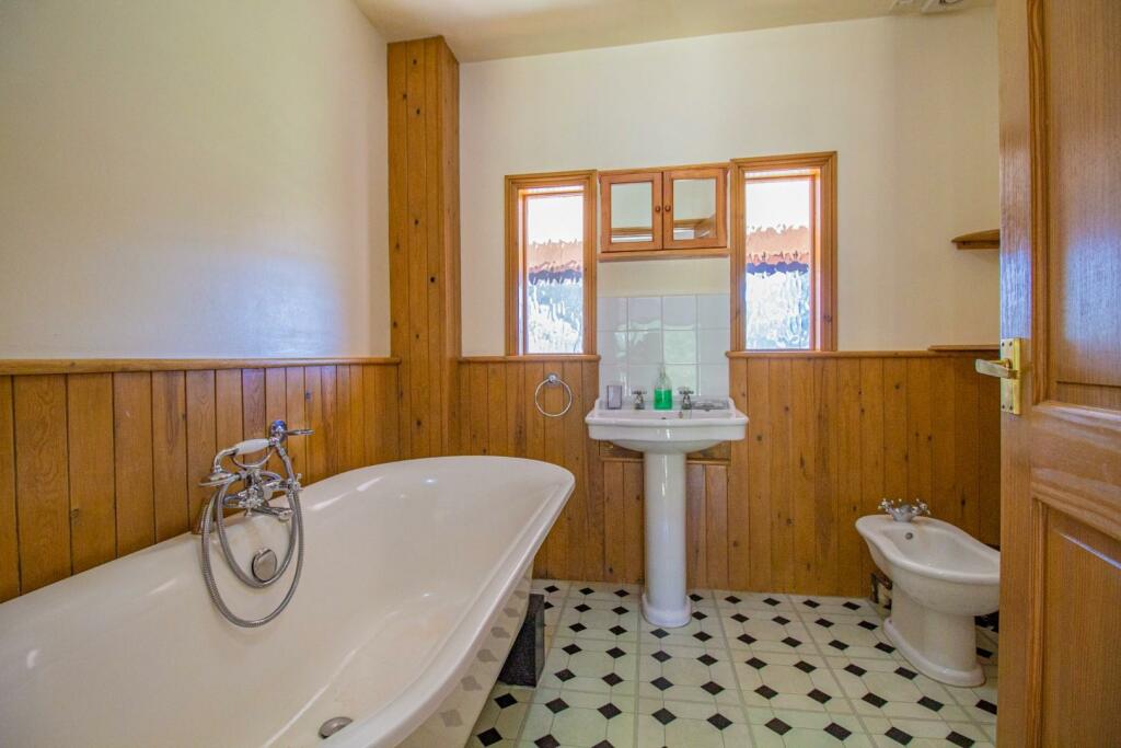 2 Clamp Farm Barns [Bathroom].jpg