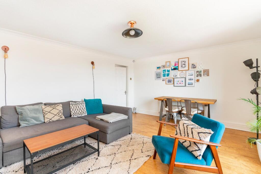 DAORDLEIFGNIRPS57FG - Living Room B.jpg