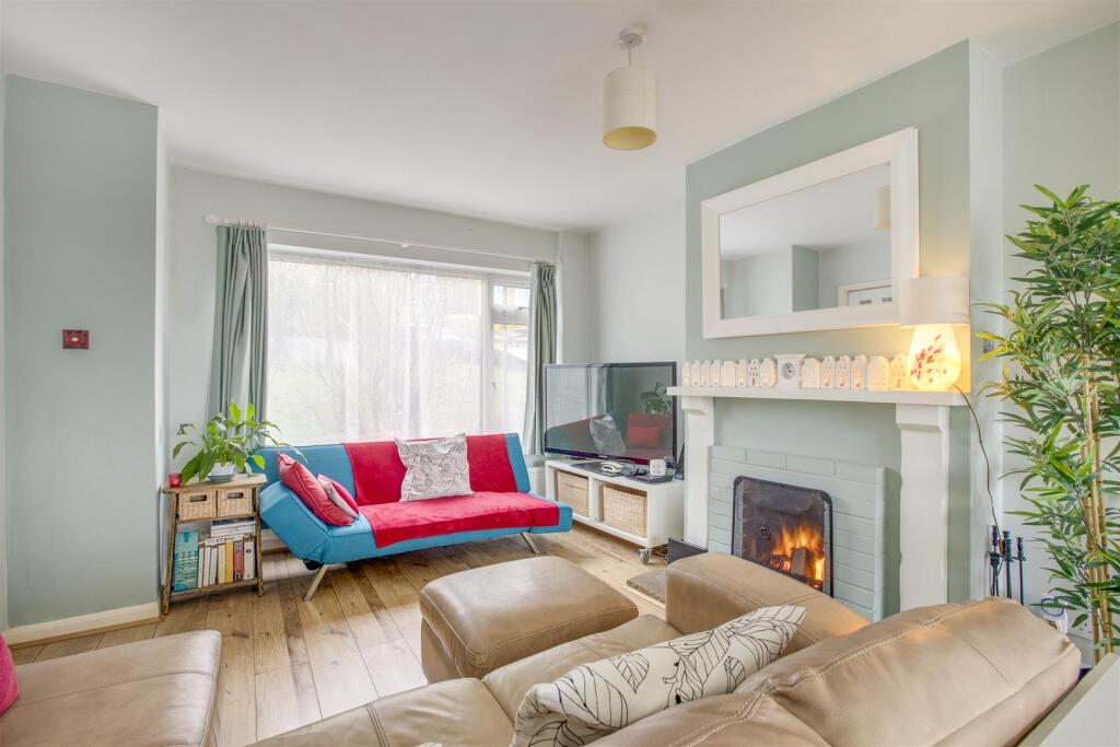 6 Baronsmead Road, HP12 3PQ-14.jpg