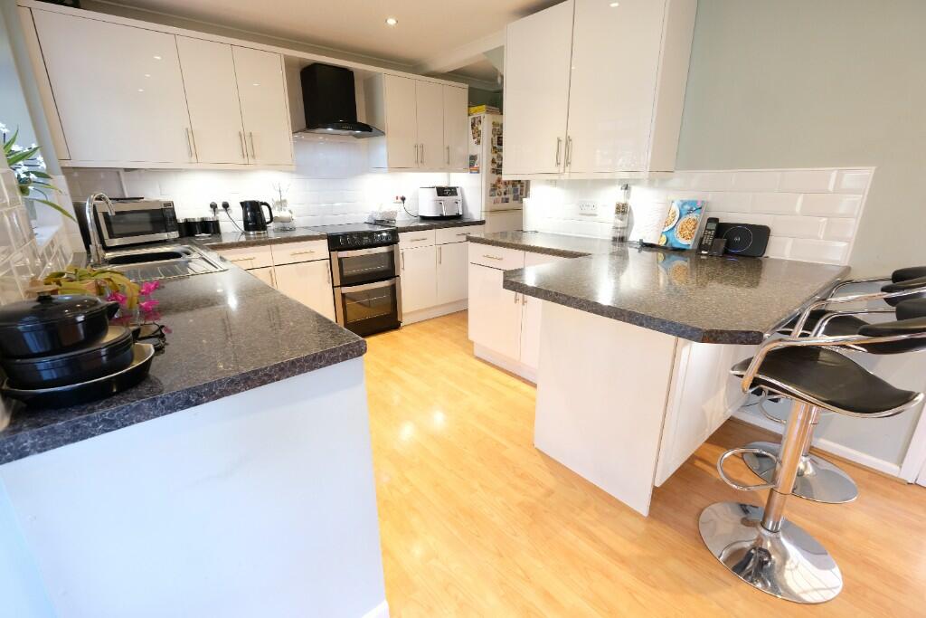 KITCHEN/BREAKFAST