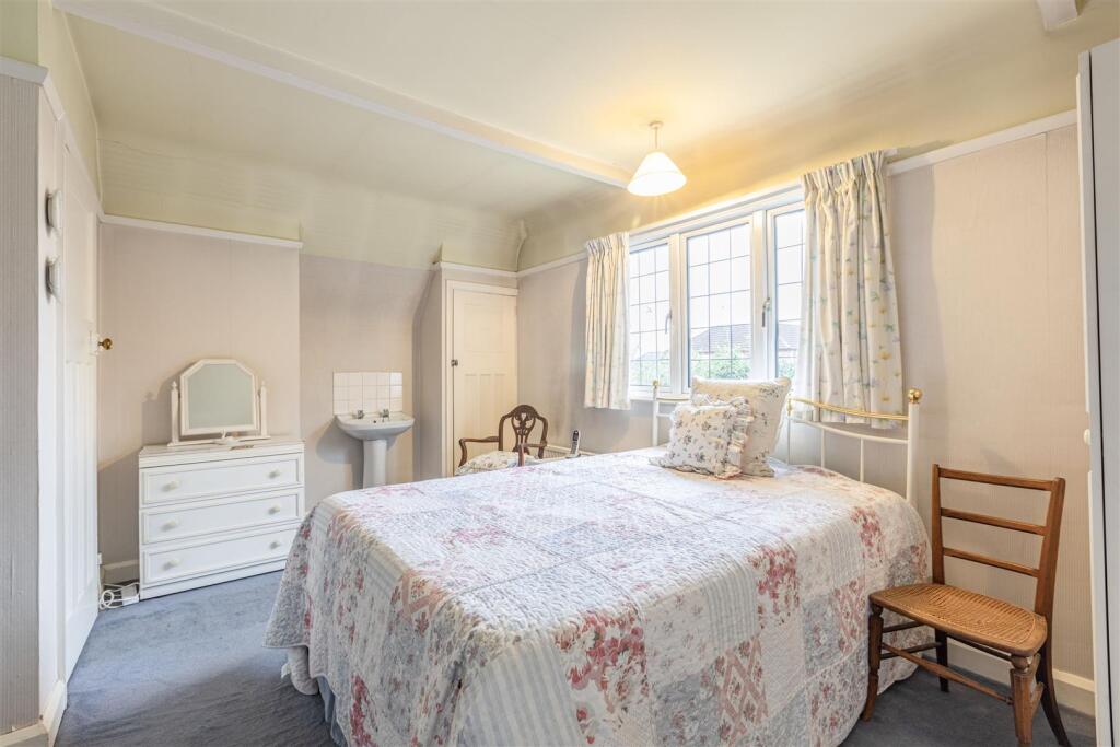 West Cottage, 50 Parvis Road, Byfleet, KT14 7EH - 