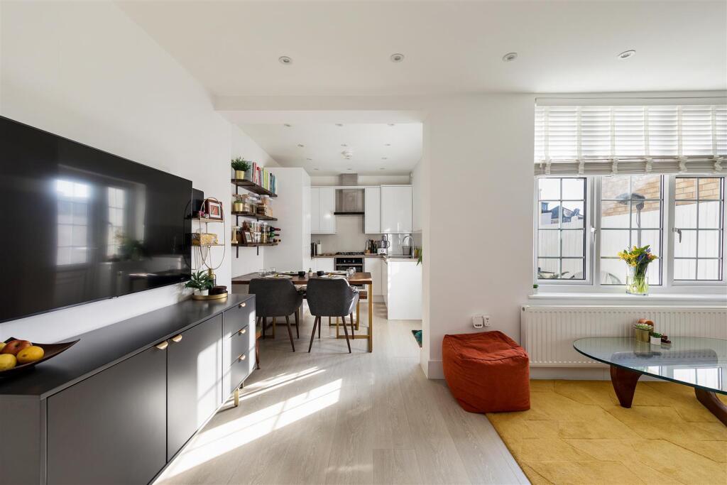 Edward Avenue, E4
