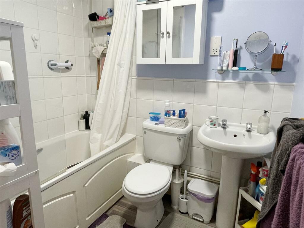 Bathroom 1.JPG