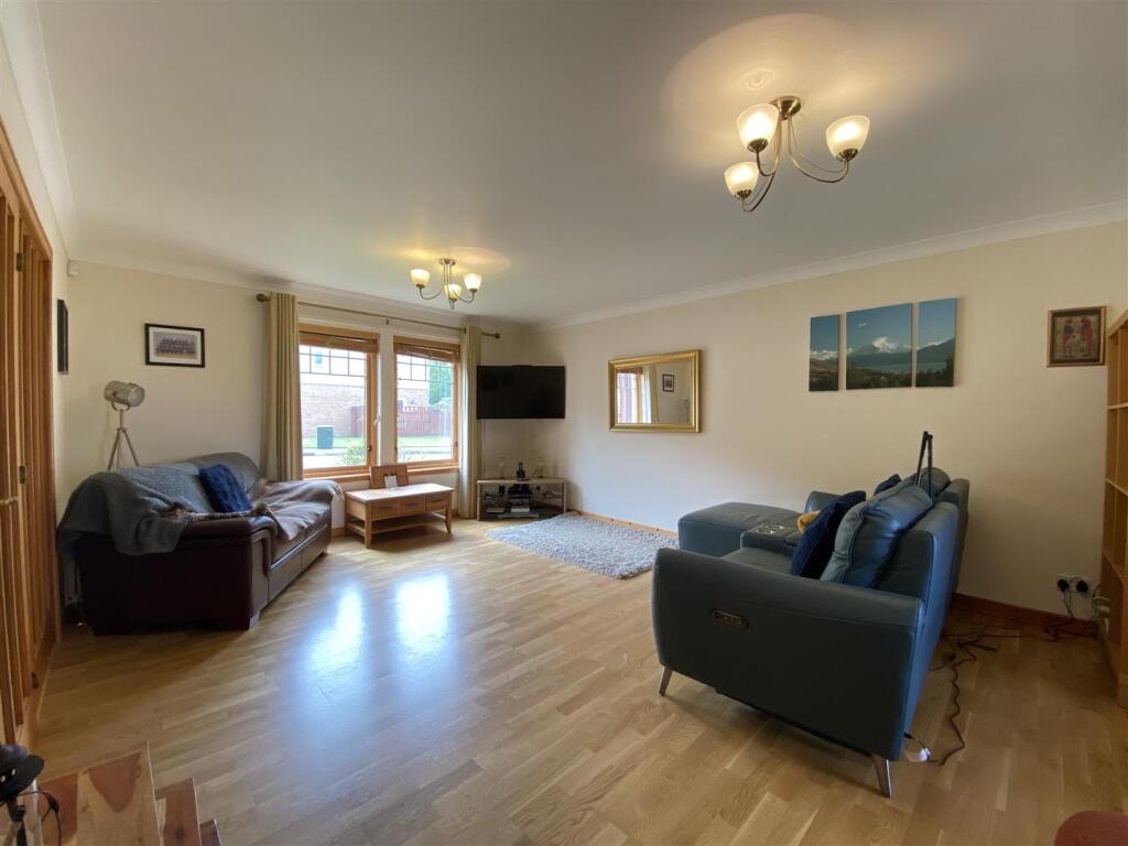 LOUNGE 1.JPG