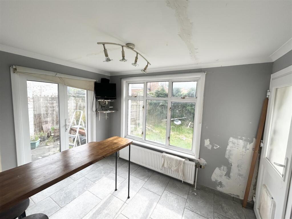 Kitchen/Breakfast Room: