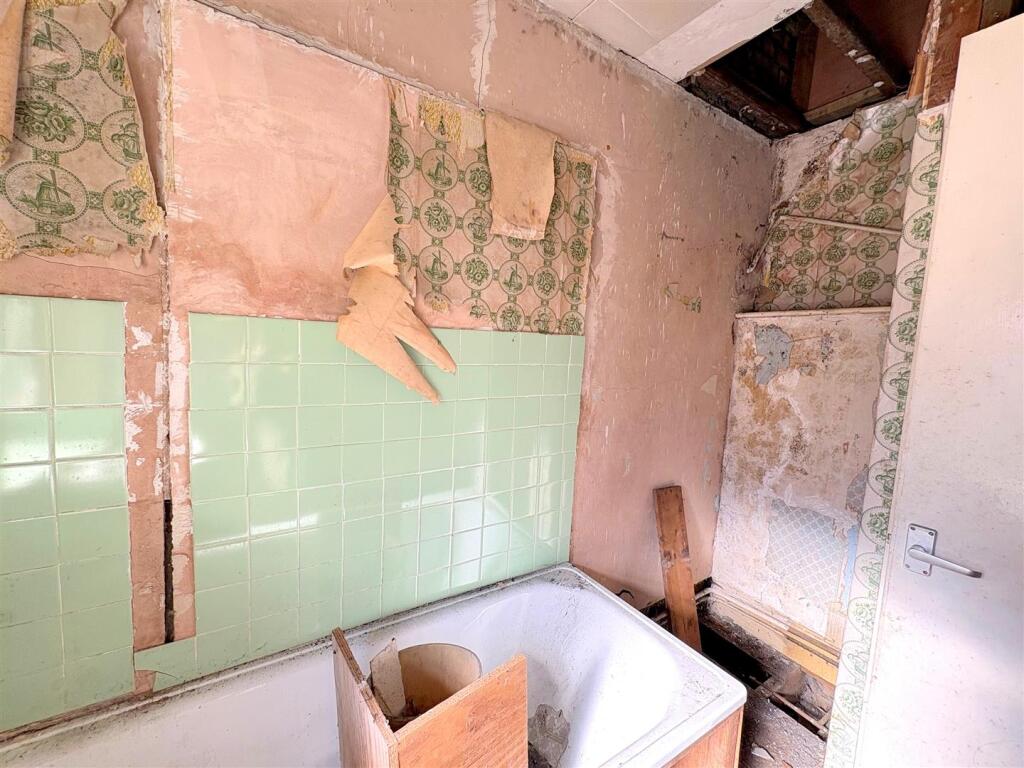 Bathroom b.jpg