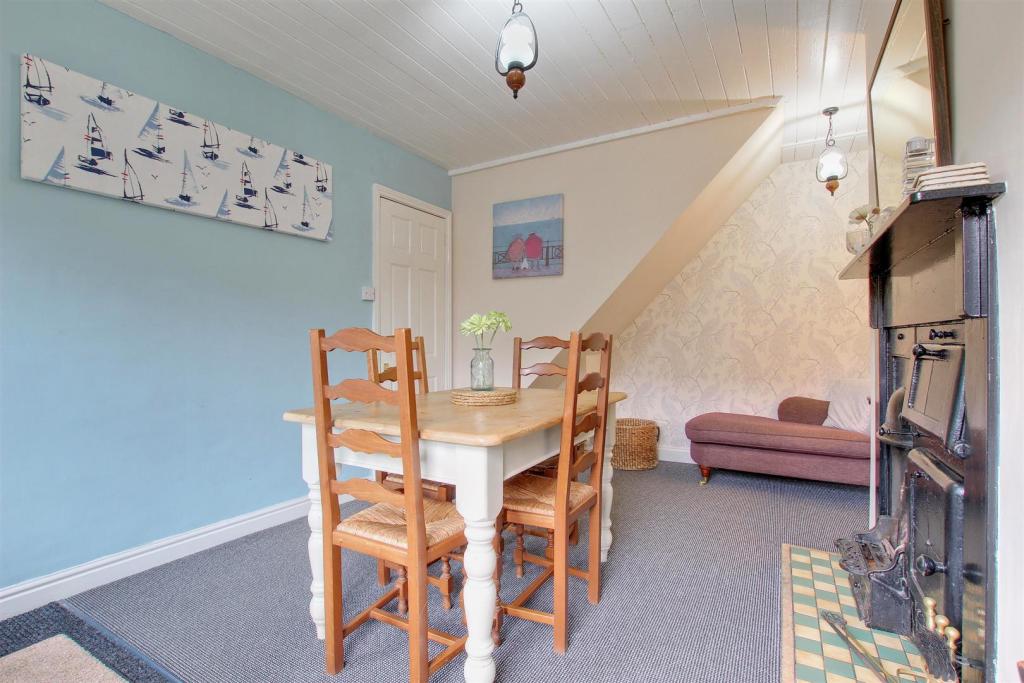LIVING / DINING ROOM