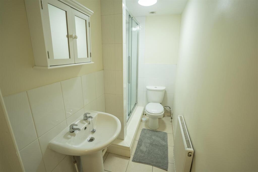 Bathroom 1.jpg