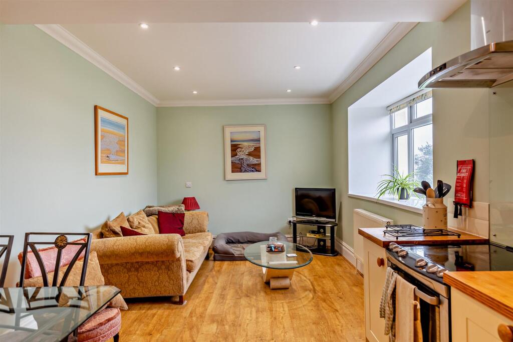 Lower ground floor kitchen/lounge