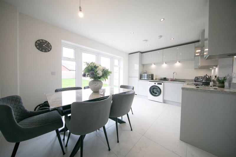 Kitchen &amp; dining room