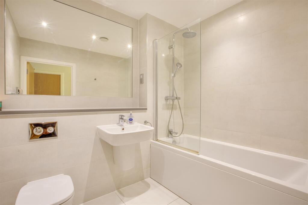 8 The Pines, Amersham Road, HP13 6PN-7.jpg