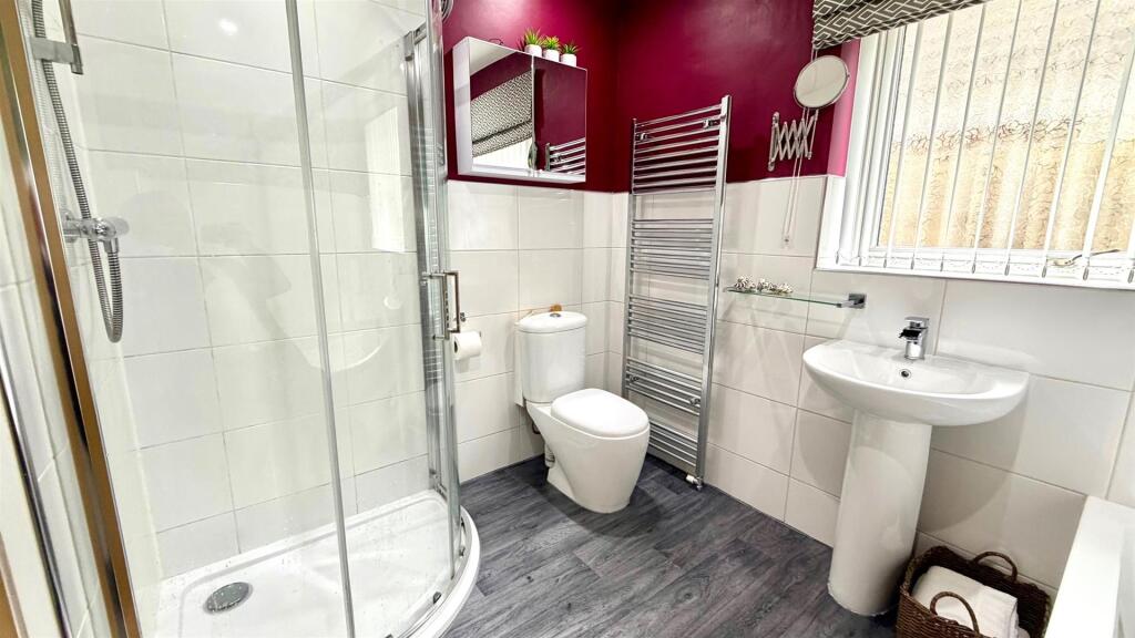 GROUND FLOOR 4 PIECE BATHROOM