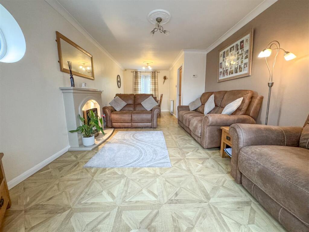 LOUNGE DINING ROOM