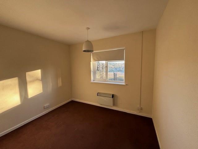Flat 1A High Street, Headley. Bed2.jpg