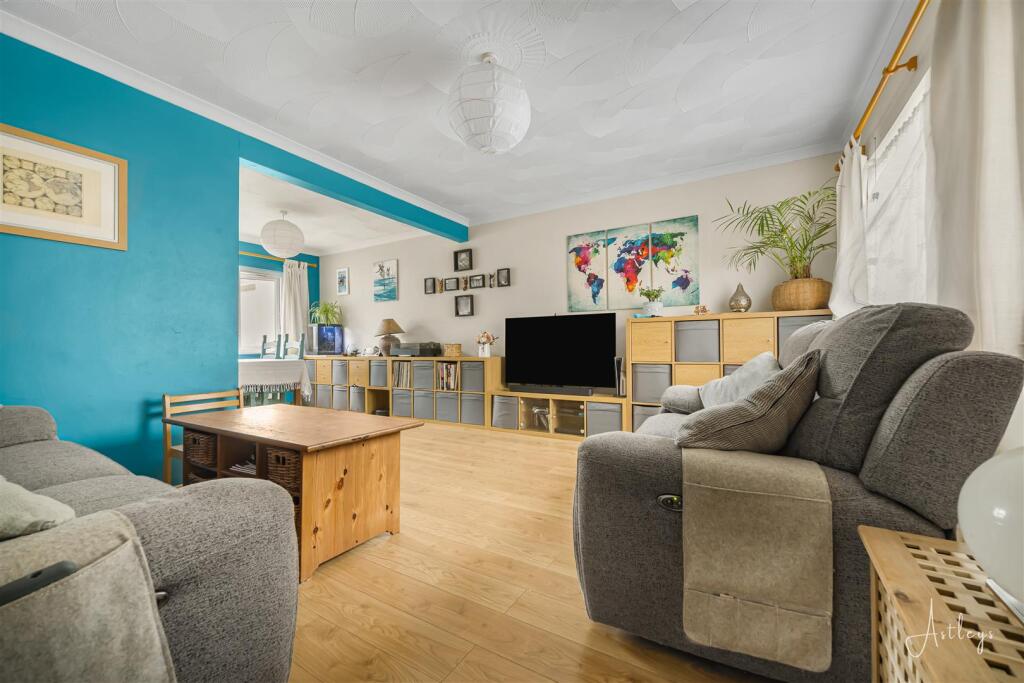 Lounge/Dining Area
