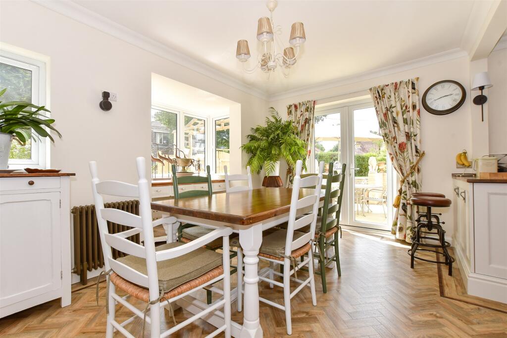 Snug/ Dining Room