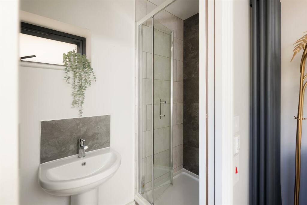 En suite (bedroom 2)