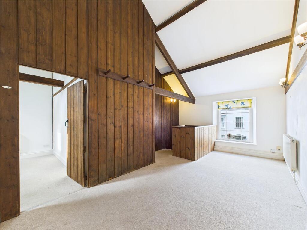 30 - LARGE HOUSE WITH ATTACHED 3- BED ANNEX THORNB