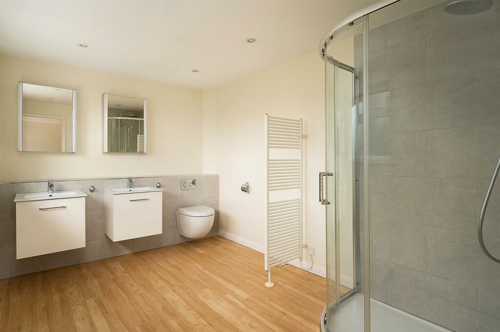 En suite to bedroom 1