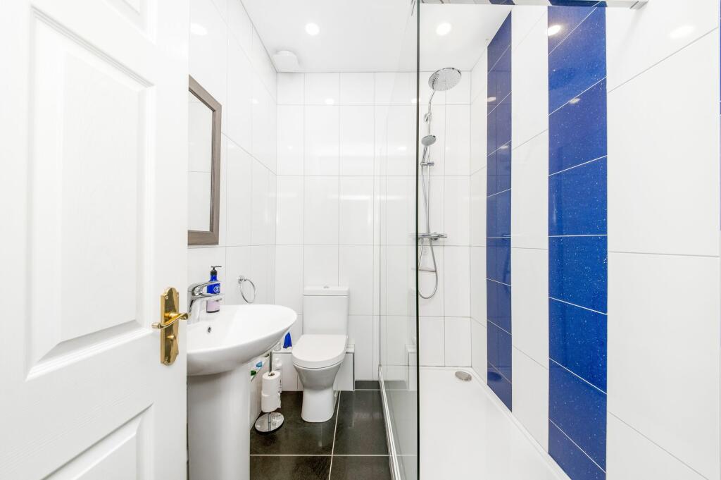 HOUSE SHOWER ROOM