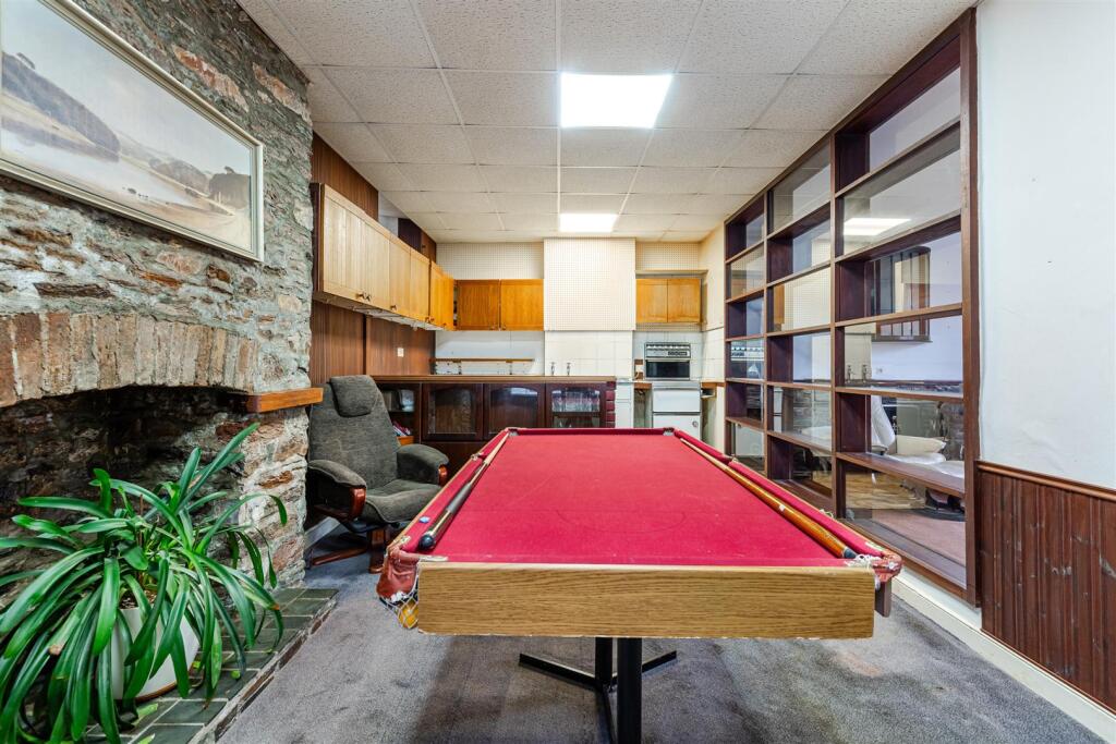 A13 - 18 South Ford Road Dartmouth - 251112.jpg