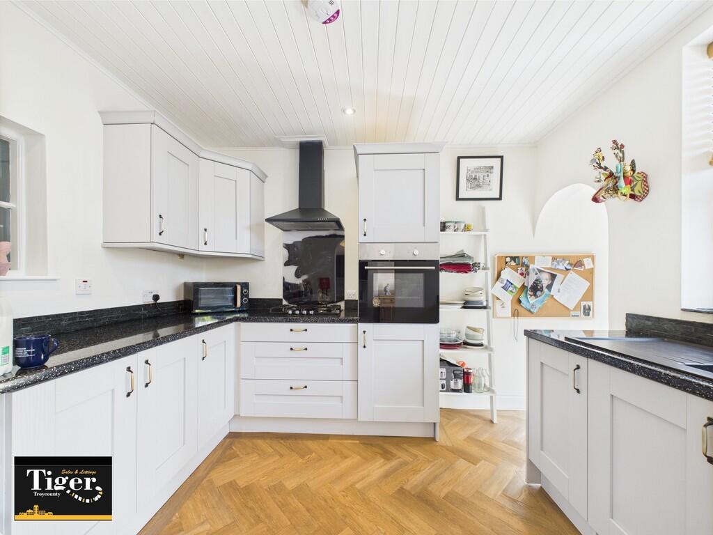 CAM02176G0-PR0579...