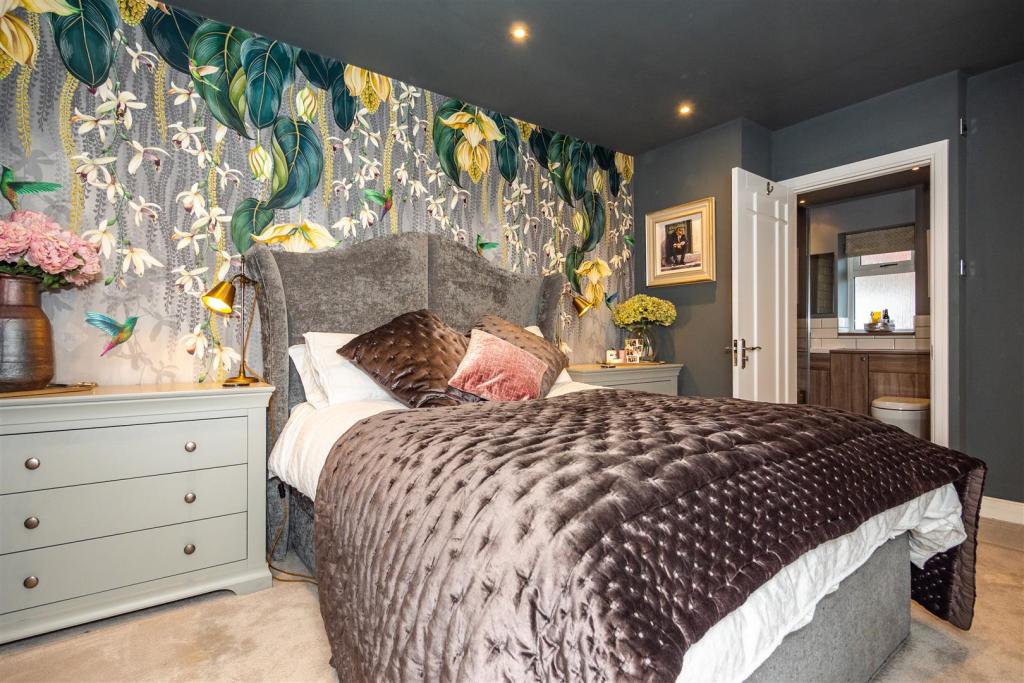 Bedroom 1 Aspect 2.jpg