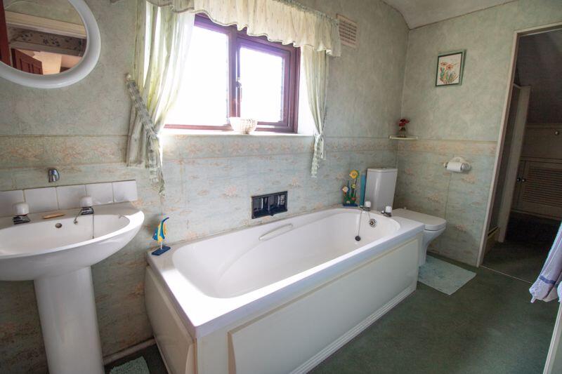 Family Bathroom (Upper Floor)