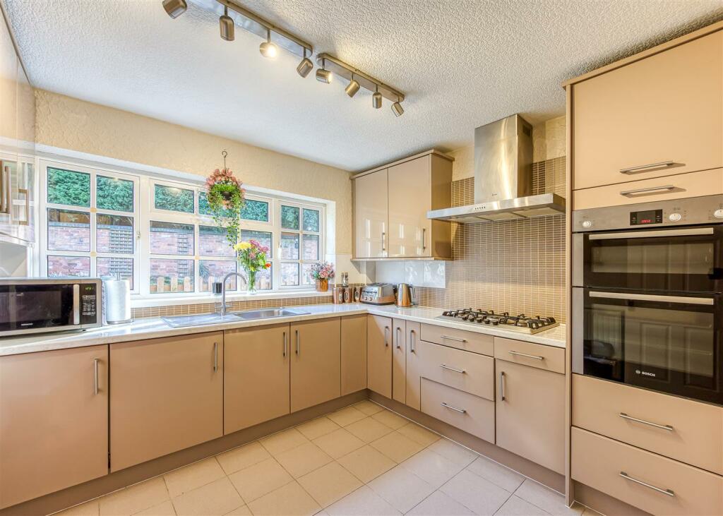 6 Redmoor Gardens-Kitchen.jpg