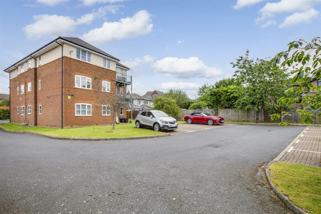 8 Midsummer Court, Penn Road, HP15 7LD-4.jpg