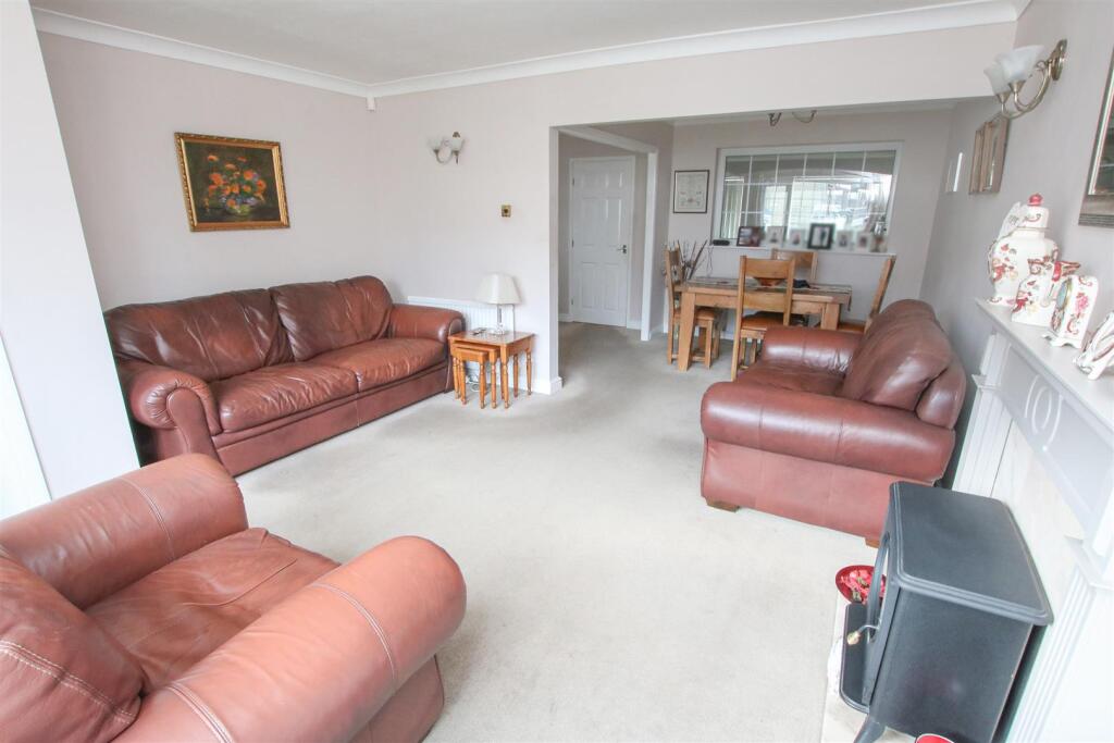 OPEN PLAN LOUNGE/DINING ROOM