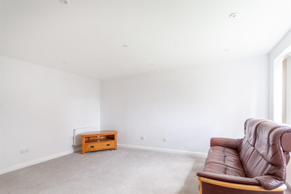 Lounge 1.jpg