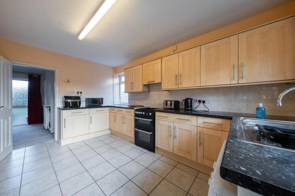 14 Windsor Close-002.jpg