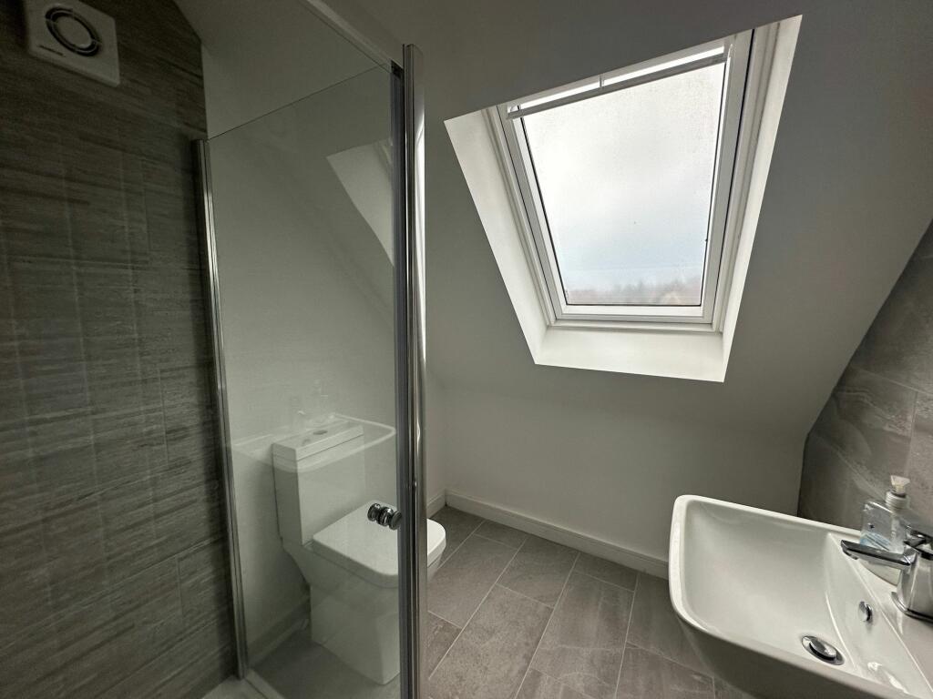 EN-SUITE SHOWER ROOM