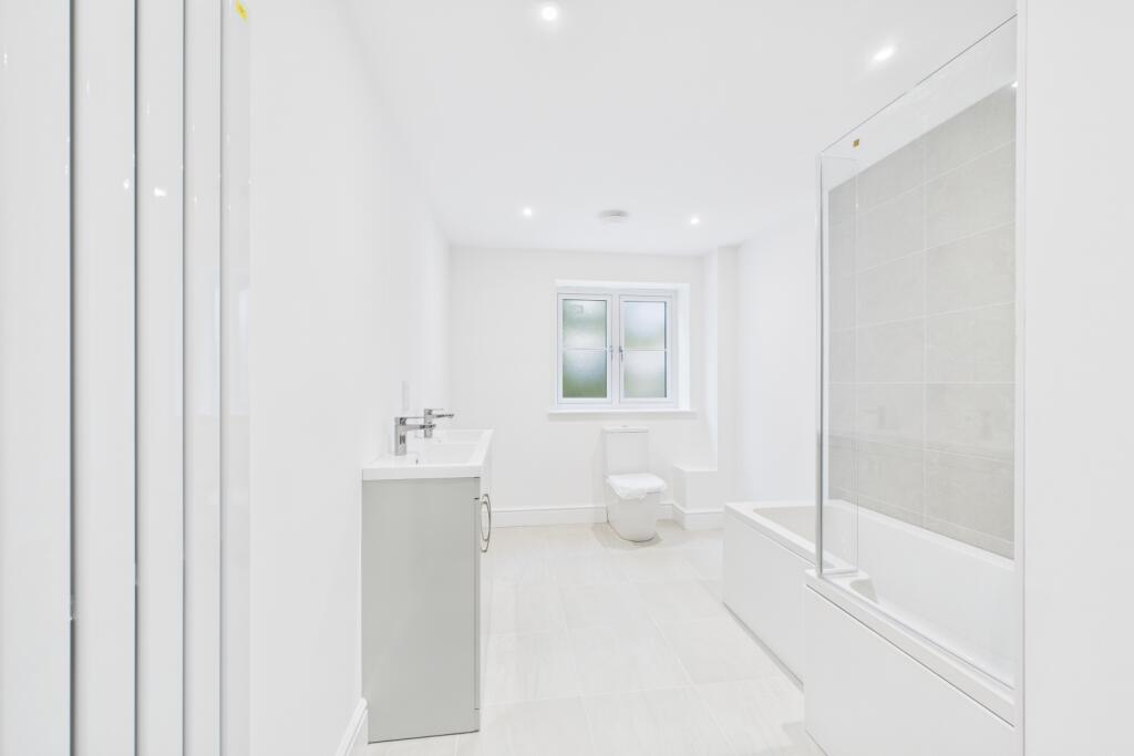 EweMove - Spalding - Pinstock Lane -  Family Bathr