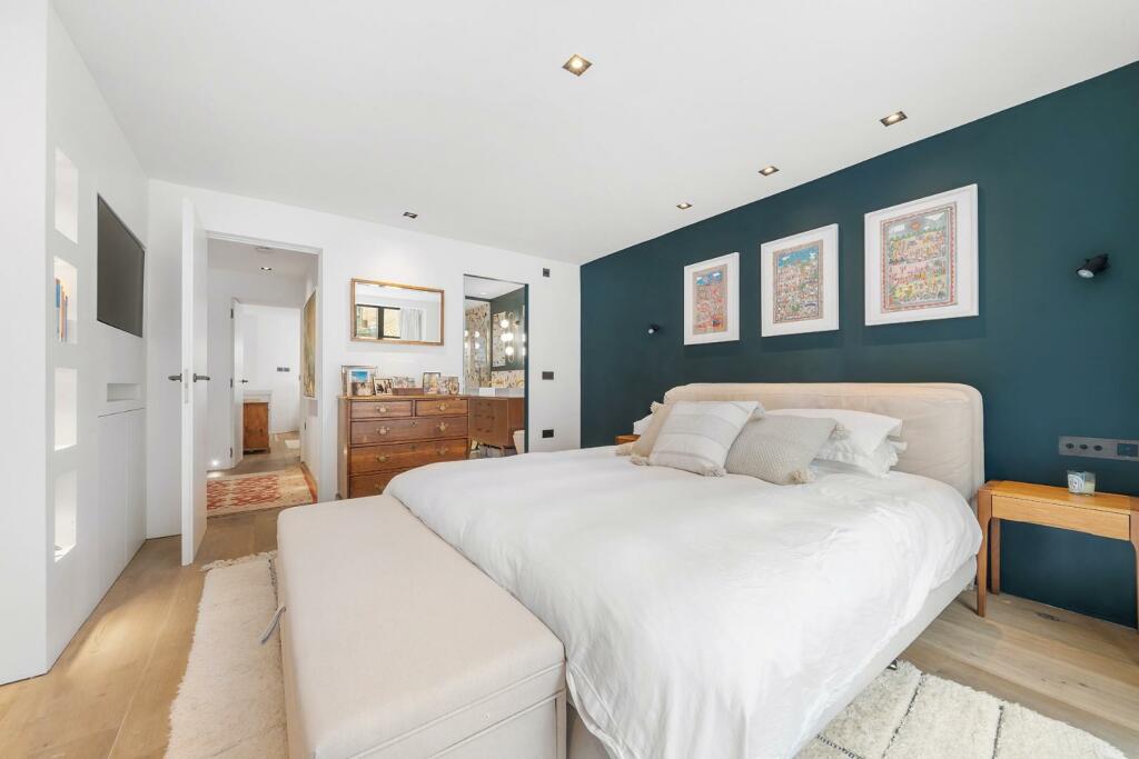 Bedroom 1 (2).jpg
