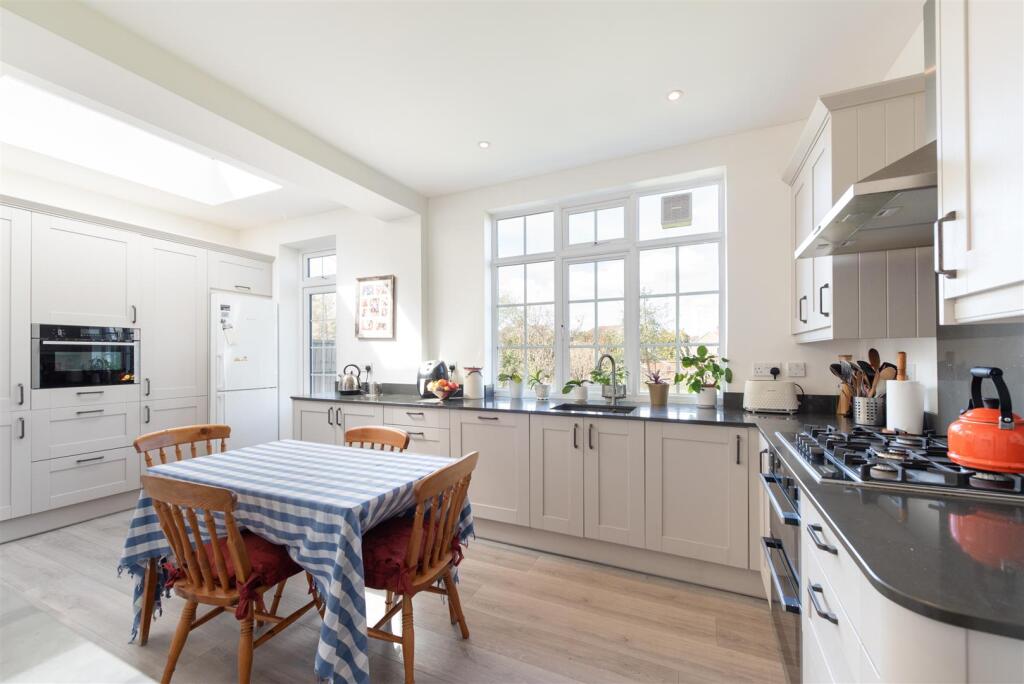 Queen Elizabrth Dr 7.jpg