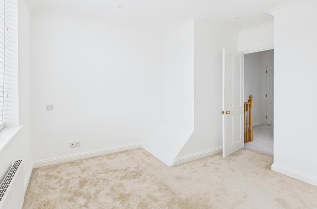 CAM02519G0-PR0348-STILL009