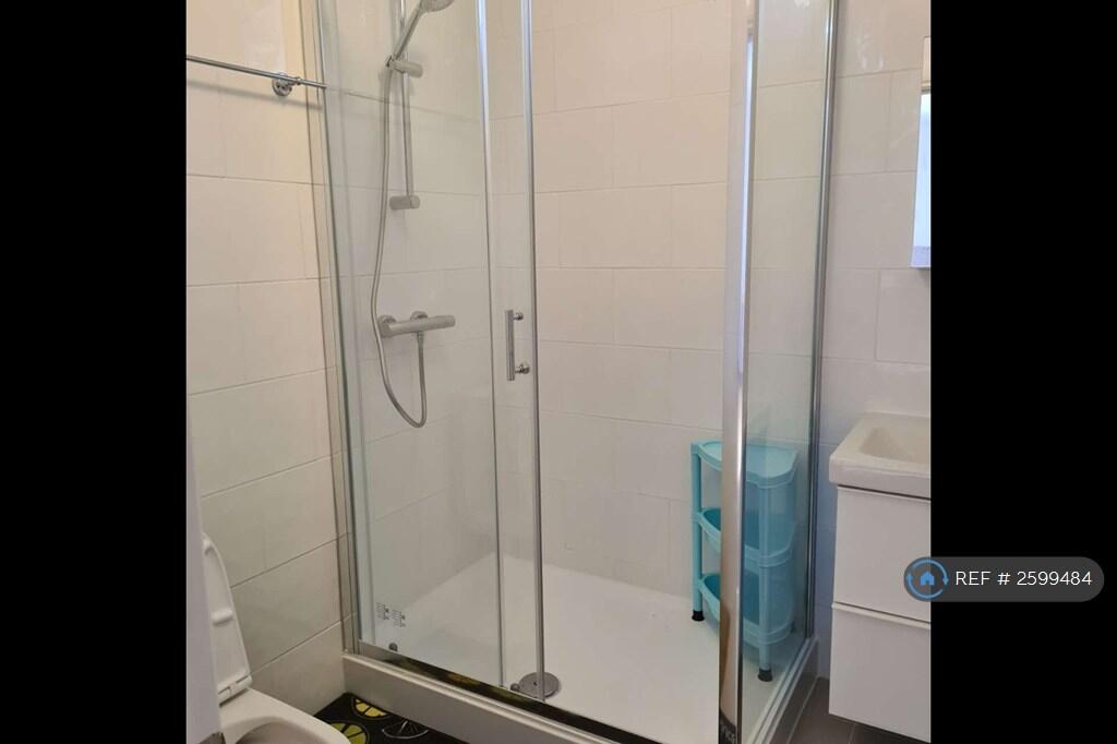 Bedroom a's Ensuite