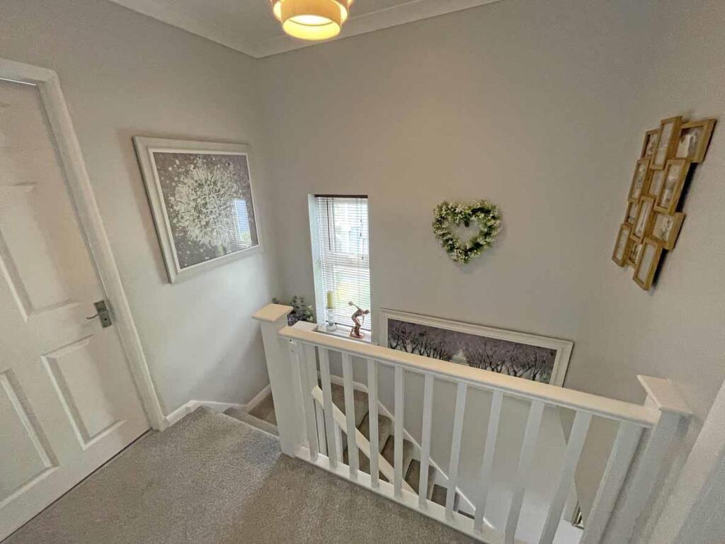 Wycliffe Road 39 - Landing...jpg