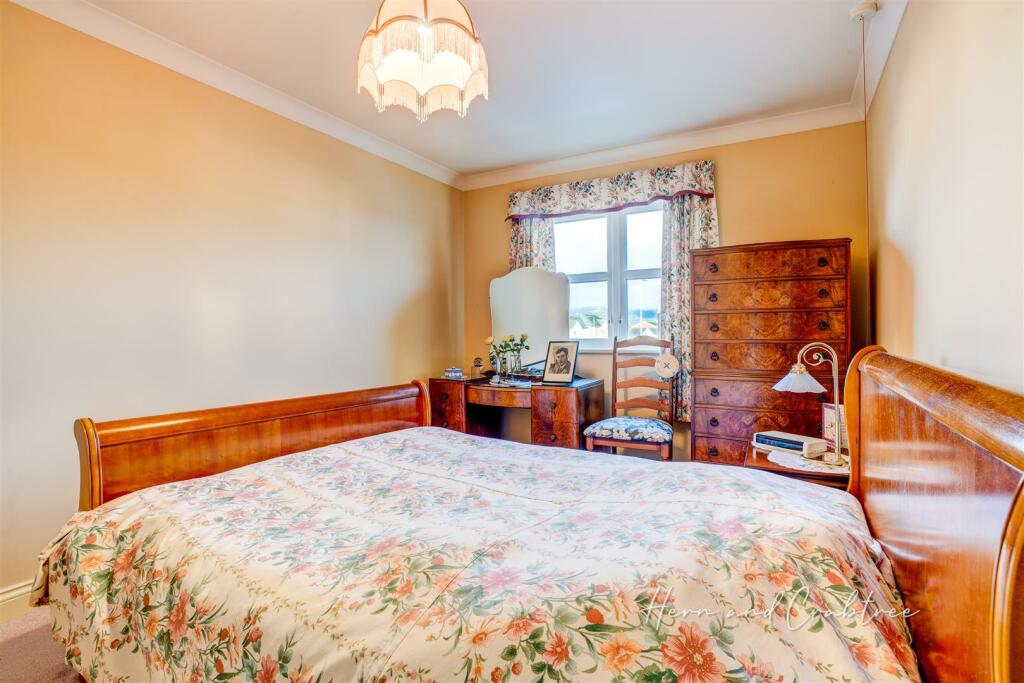 Birch Court, HernCrabtree (11).jpg