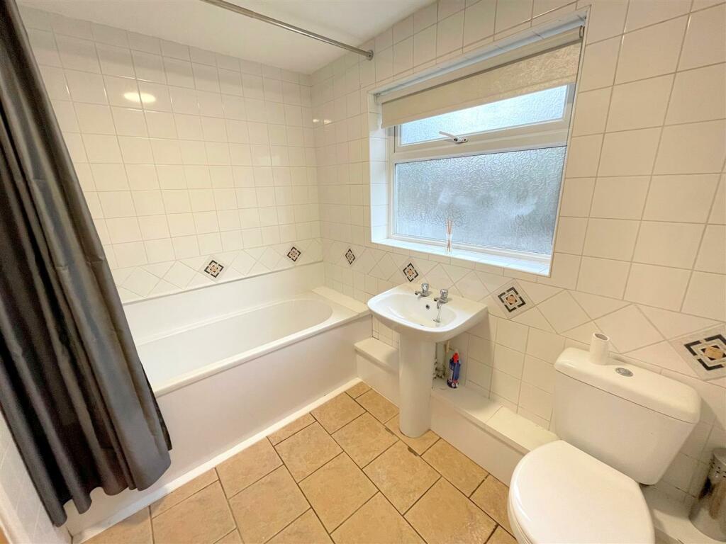Bathroom a.jpg