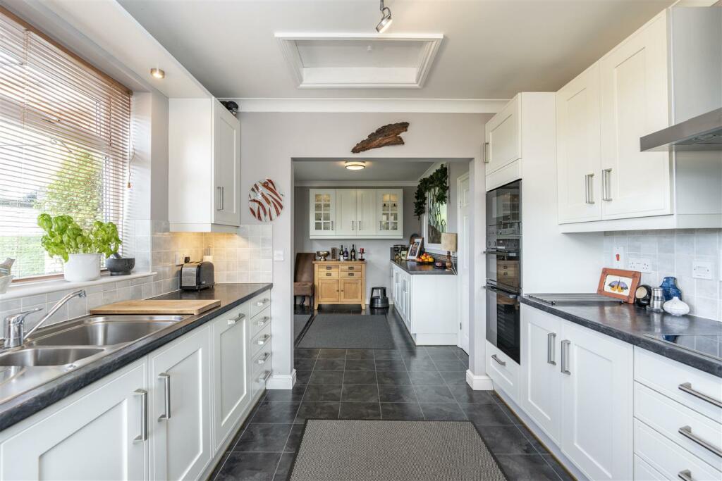 KITCHEN/DINER :