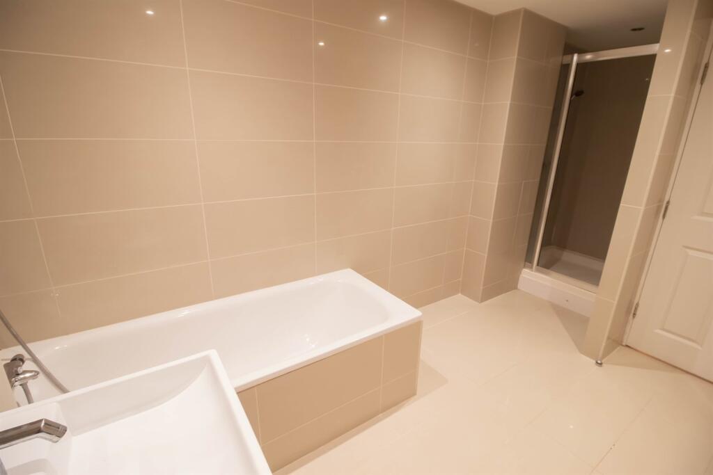 Ensuite bathroom/sho
