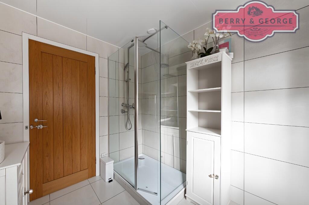 FAMILY SHOWER ROOM