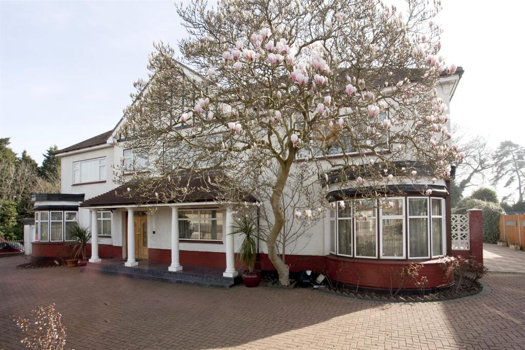 Front Drive- Old Park Ridngs, Winchmore Hill, Lond